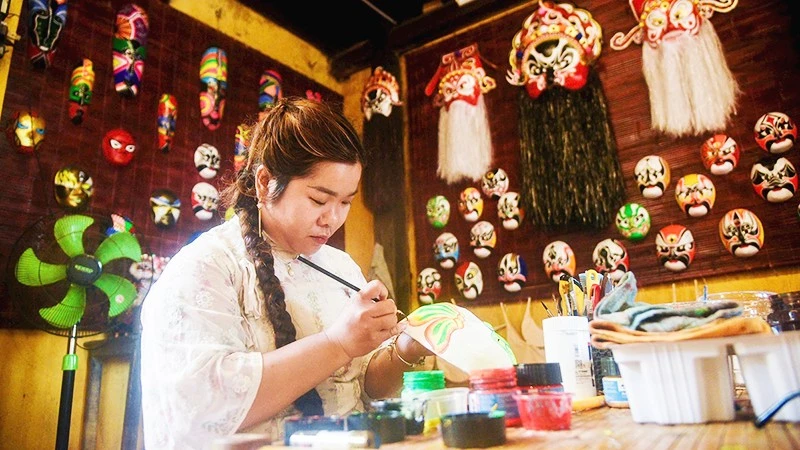 Người thổi hồn vào mặt nạ tuồng