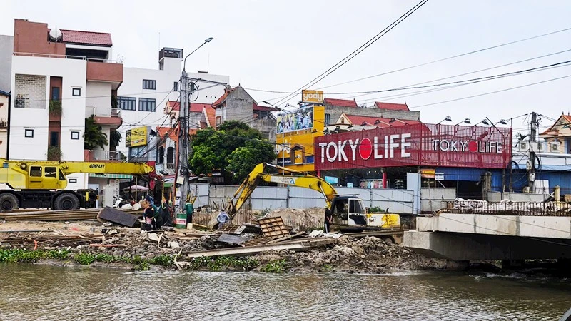 Khổ vì cầu thi công chậm tiến độ