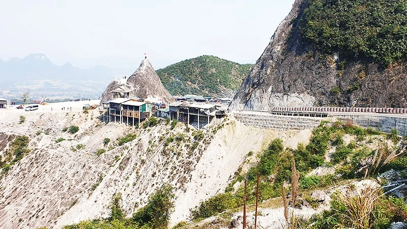 Trên đèo Đá Trắng