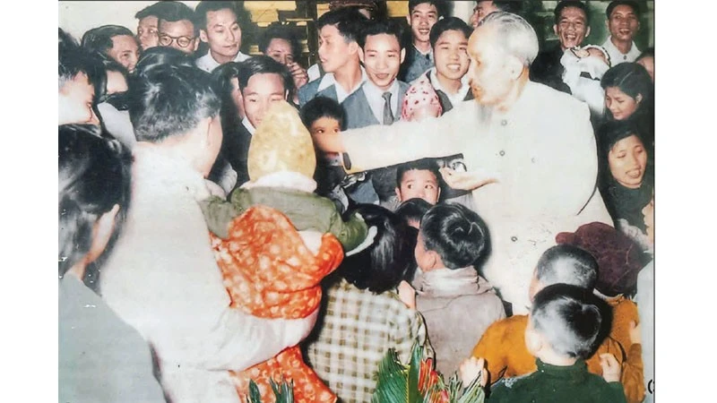 Bác Hồ về thăm Báo Nhân Dân