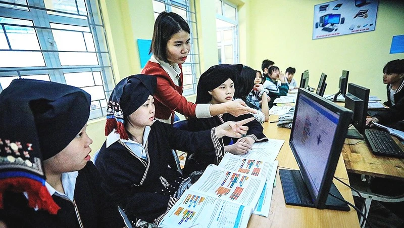 A computer science lesson of teachers and students at Tien Phong Primary and Secondary Semi-boarding School for Ethnic Minorities, Da Bac commune, Phu Tho province. (Photo: VNA)