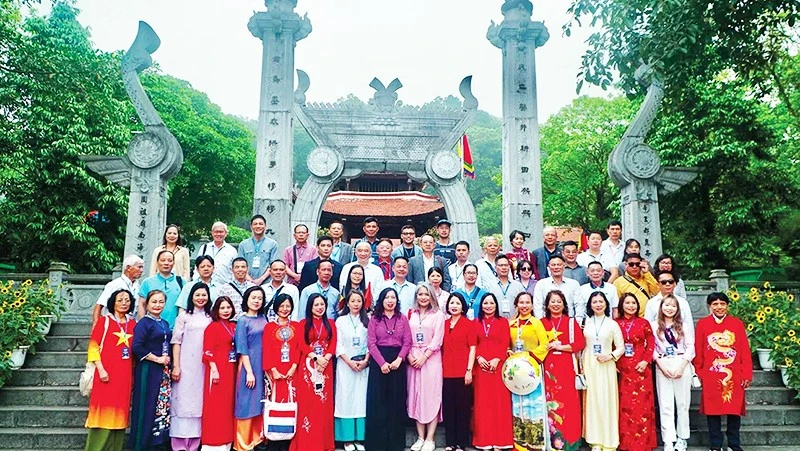 Overseas Vietnamese visit the Hung Kings’ Temple in 2024. (Photo: Tuan Viet)