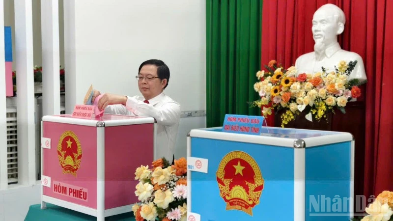 Phó Thủ tướng Hồ Quốc Dũng tham gia bỏ phiếu tại phường Quy Nhơn Nam