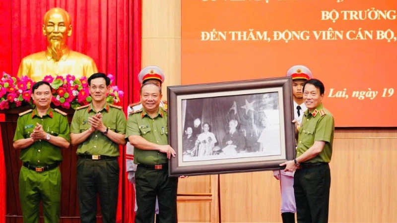 Đại tướng Lương Tam Quang làm việc với Công an tỉnh Gia Lai