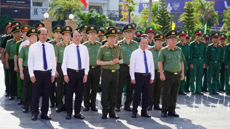 Đại tướng Lương Tam Quang thăm, tặng quà người có công với cách mạng tại Gia Lai