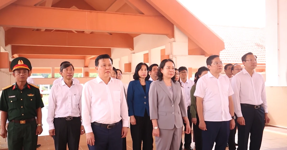 [Video] Phó Chủ tịch nước Võ Thị Ánh Xuân dâng hương tưởng niệm các Anh hùng liệt sĩ tại Tây Ninh