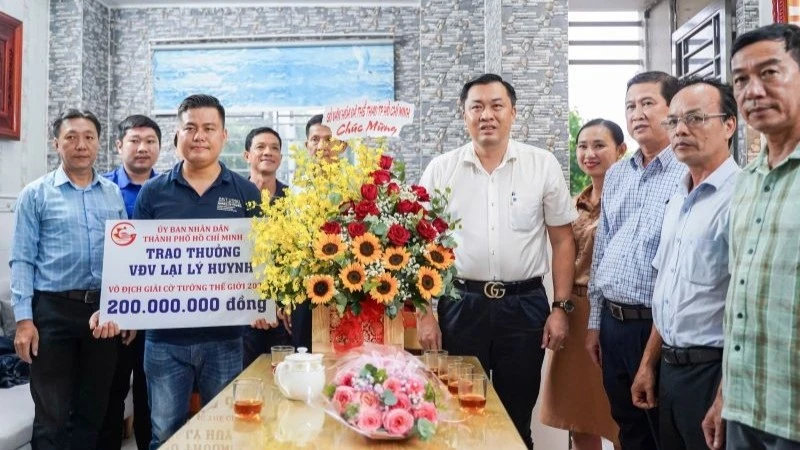Thưởng nóng 300 triệu đồng cho nhà vô địch cờ tướng thế giới Lại Lý Huynh
