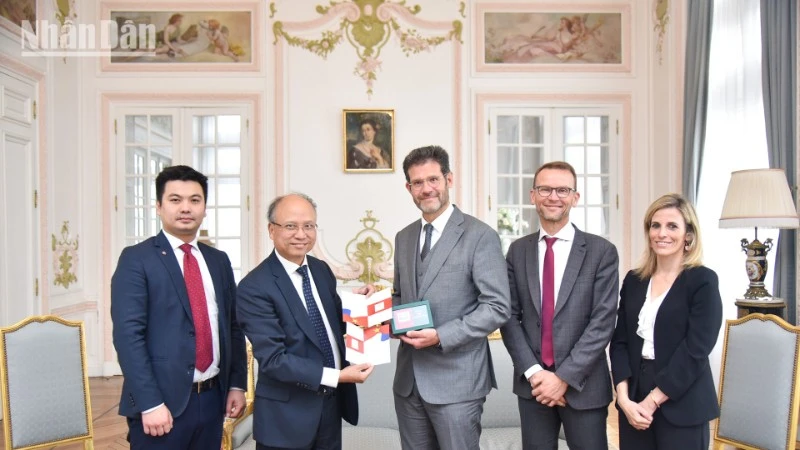 The delegation from the Vietnamese Embassy meets with Xavier Delarue, Prefect of Meuse Province. (Photo: Minh Duy)