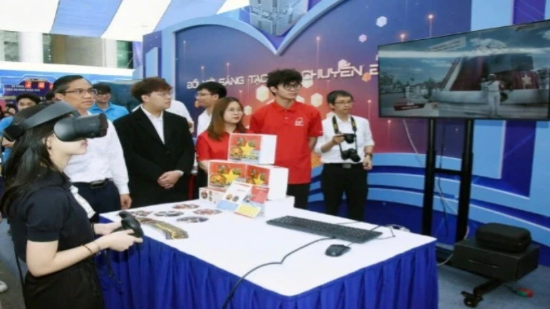 Visitors experience technological advances at an exhibition held during the launch ceremony of the movement "The whole nation competes in innovation and digital transformation" at the Posts and Telecommunications Institute of Technology.