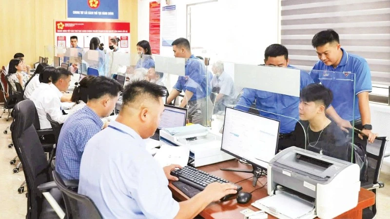 More than 130 volunteer teams of Nghe An youths supporting people in accessing public administrative services.