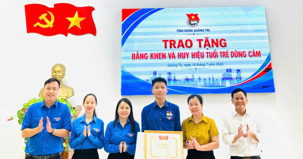 Trao Huy hiệu "Tuổi trẻ dũng cảm" cho nam sinh cứu người đuối nước