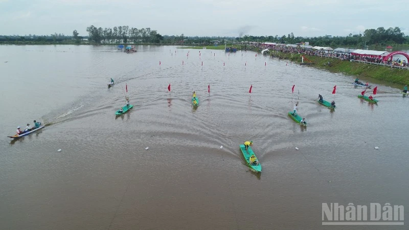 The 2023 Flood Season Festival held in Chau Phu attracted large numbers of local residents and visitors.