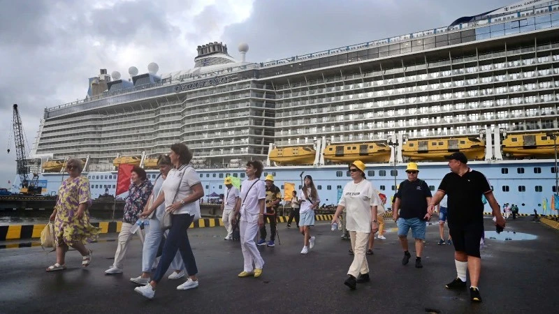 Photo: Passengers of the Ovation of the Seas ship disembarked at Chan May port to begin their visit to Hue (Photo: Hue Department of Tourism)