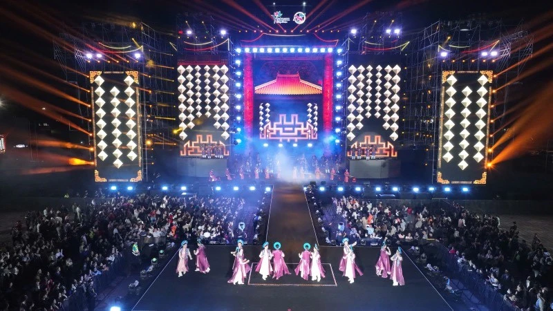 The closing ceremony for the National Tourism Year – Hue 2025 draws thousands of residents and tourists.