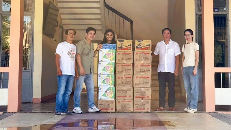 Periódico Nhan Dan ayuda a estudiantes afectados por inundaciones en Hue