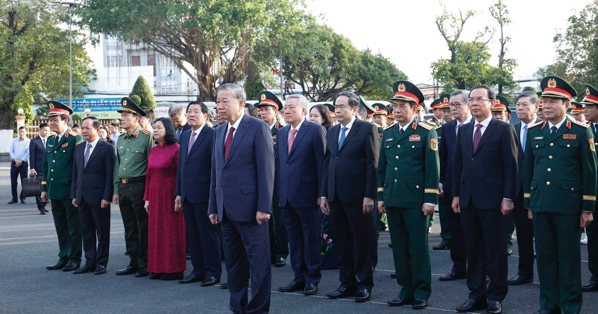 苏林总书记以及各位代表在胜利纪念碑敬香献花。