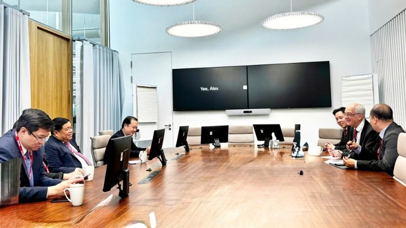 Deputy Prime Minister Nguyen Chi Dung visits and works with AstraZeneca Group. (Photo: VGP)