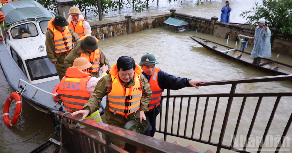 越南副总理梅文正视了广治省奠山乡低洼地区的民众。