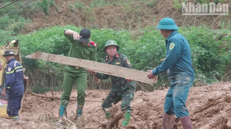Bộ Chỉ huy quân sự tỉnh Sơn La huy động lực lượng hỗ trợ người dân vùng lũ