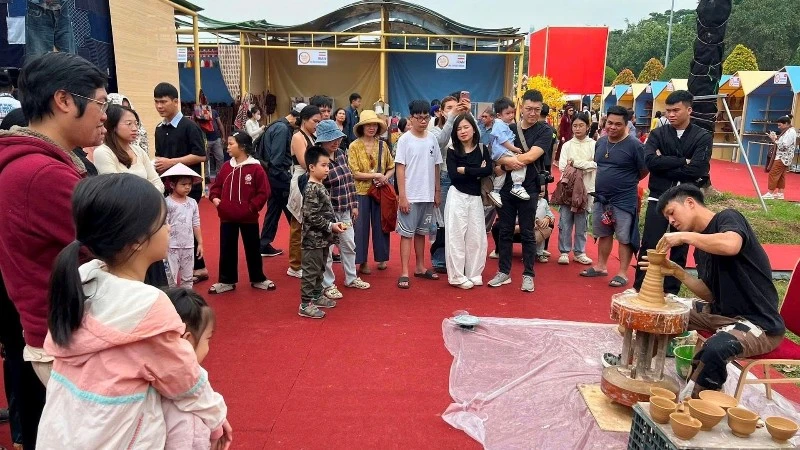 Artisans from Phu Lang pottery village (Bac Ninh Province) demonstrate ceramic-making at the 2025 International Festival for the Preservation and Development of Craft Villages.