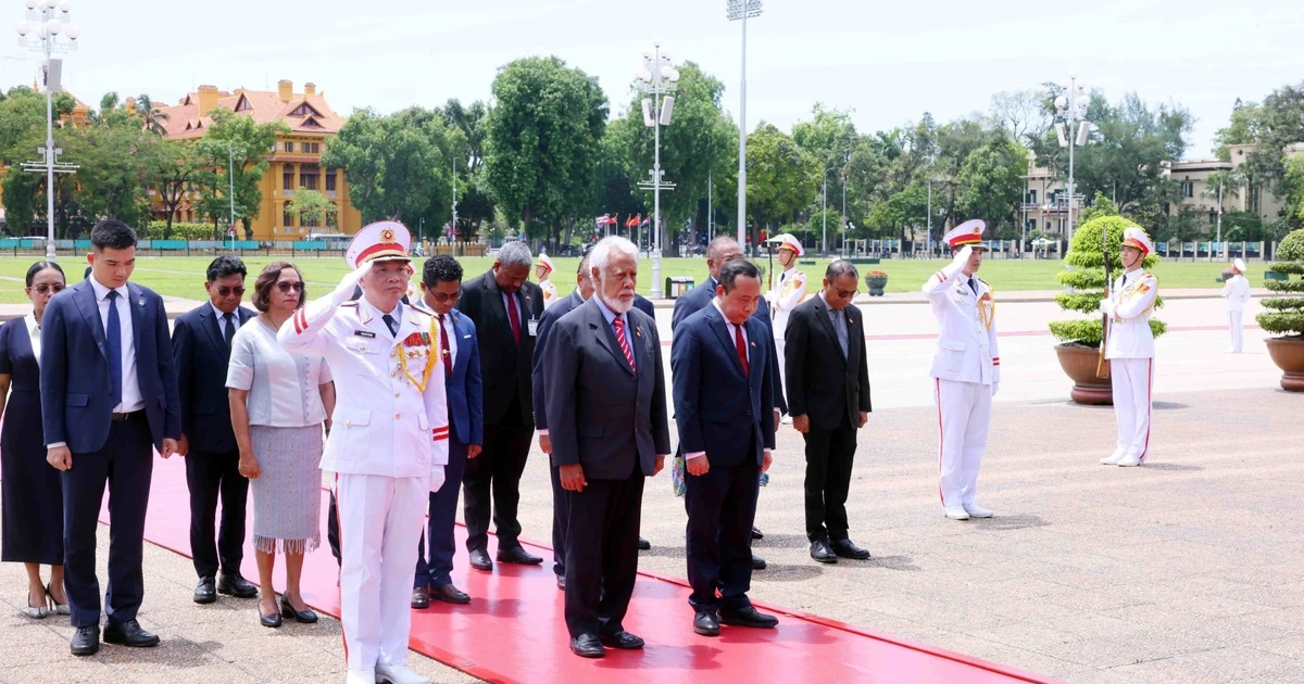 [Ảnh] Thủ tướng Timor-Leste vào Lăng viếng Chủ tịch Hồ Chí Minh