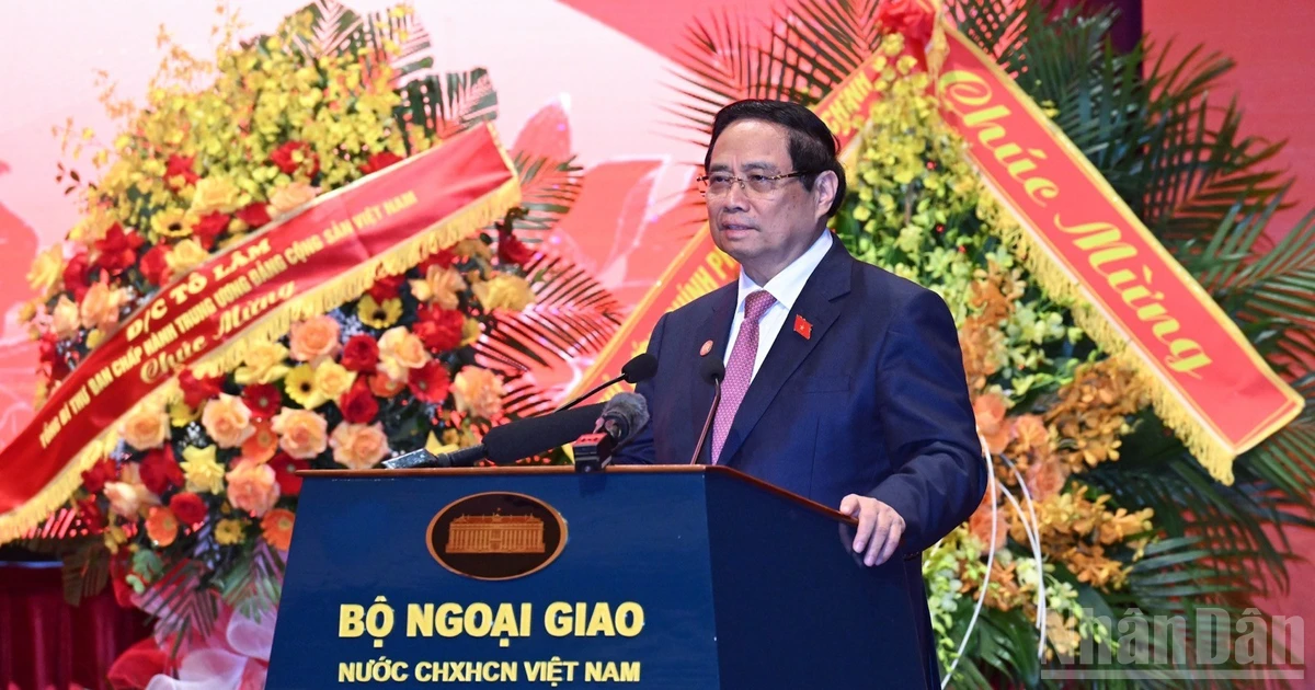 Премьер-министр Фам Минь Тьинь выступает с речью на конференции по патриотическим соревнованиям Министерства иностранных дел на период 2025–2030 годов. Фото: Чан Хай