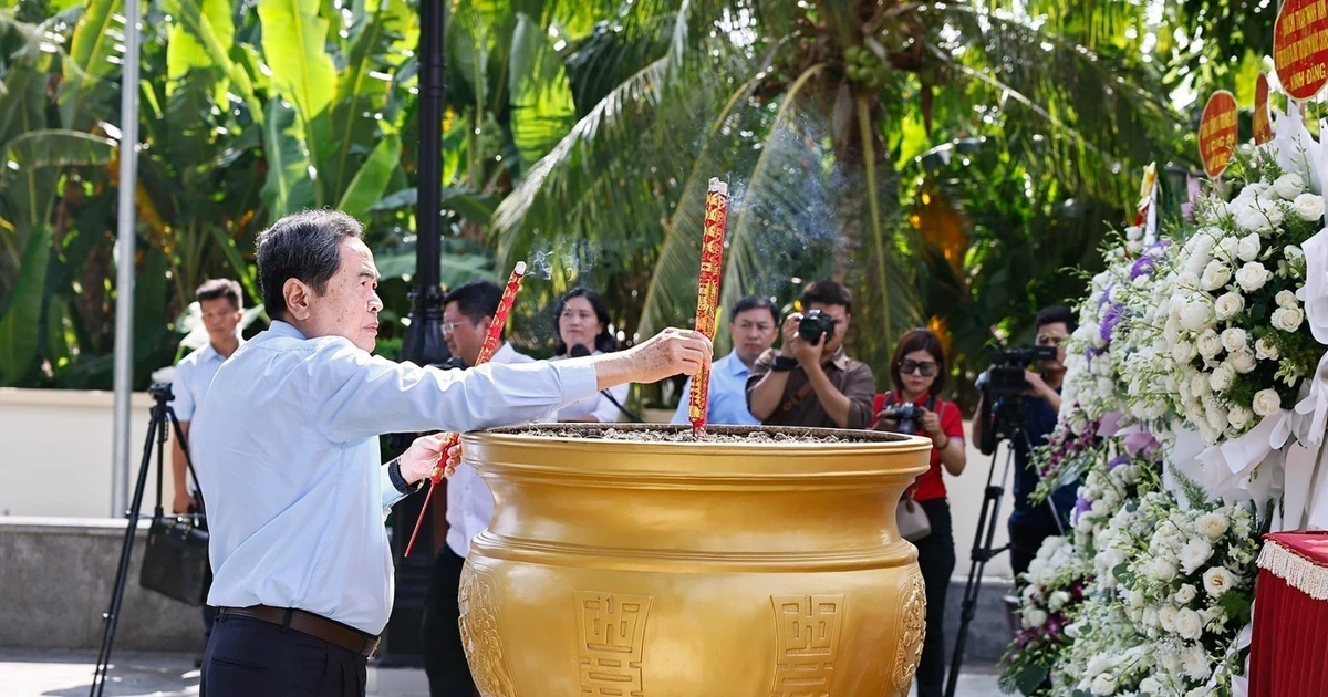 [Ảnh] Chủ tịch Quốc hội dâng hương tại Nghĩa trang Liệt sĩ Long Điền Đất Đỏ