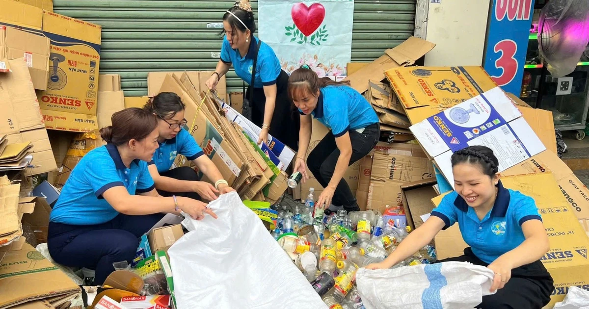 Women members of Cluster 10, Tan Thoi Hiep Ward, sort and collect recyclable waste to raise funds for social welfare.