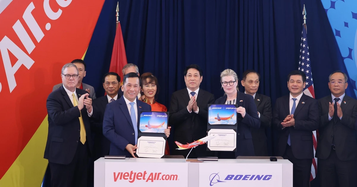 El presidente de Vietnam, Luong Cuong, presencia la firma del acuerdo de entrega del primer Boeing 737-8 entre Boeing Corporation y Vietjet Air. (Fuente: VNA) 