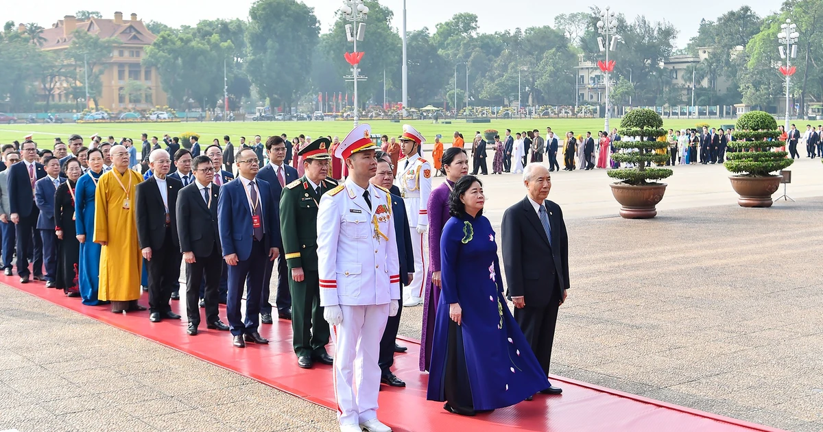 [Ảnh] Đoàn đại biểu tham dự Đại hội đại biểu toàn quốc Mặt trận Tổ quốc Việt Nam lần thứ XI vào Lăng viếng Chủ tịch Hồ Chí Minh