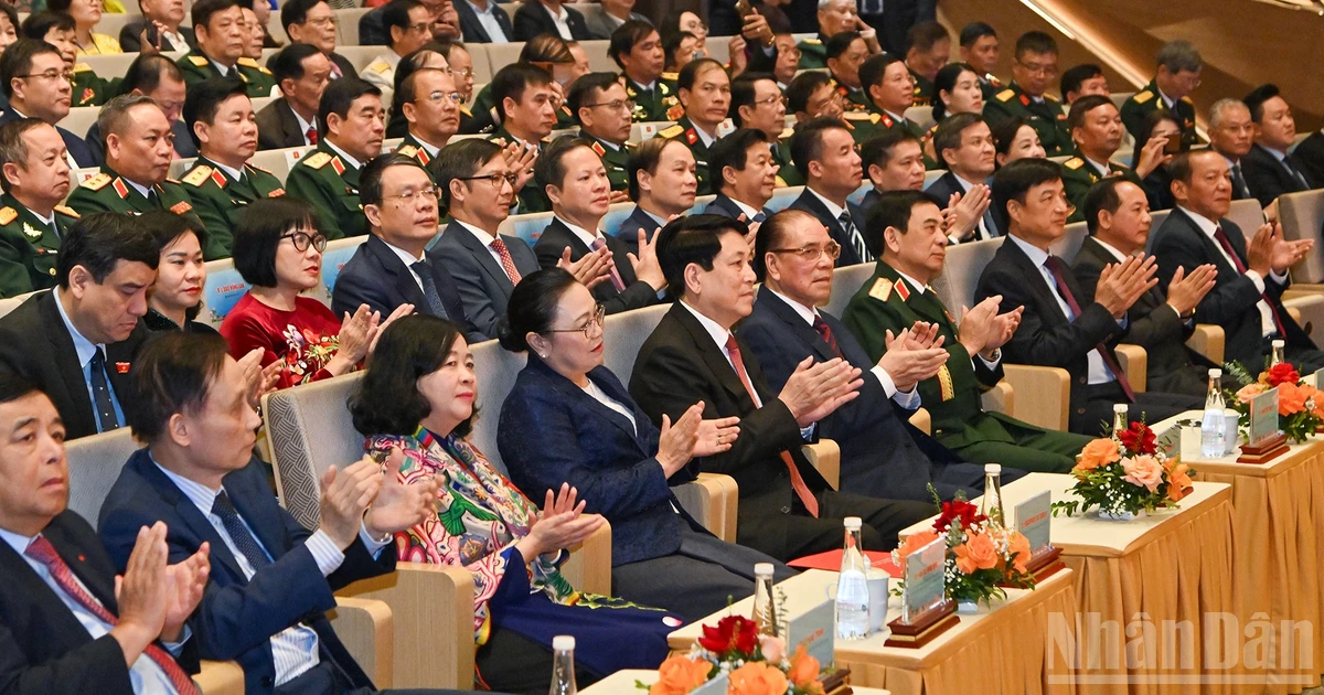 Dirigentes y exdirigentes del Partido y del Estado, junto con los delegados, asisten a la ceremonia.