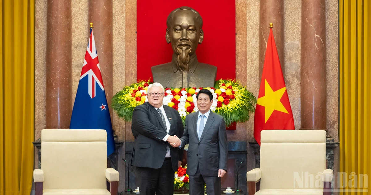 越南国家主席梁强会见新西兰议会议长格里·布朗利。