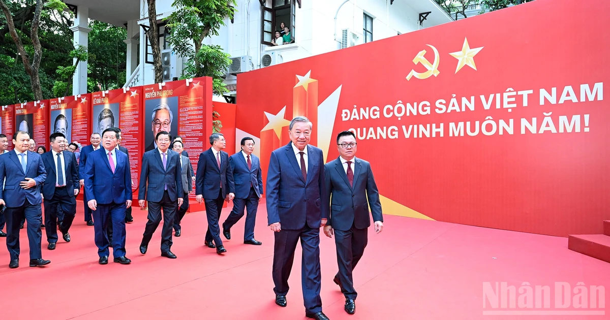 Party General Secretary To Lam, together with Party and State leaders, attended the launching ceremony for a special news website on the 14th National Party Congress.