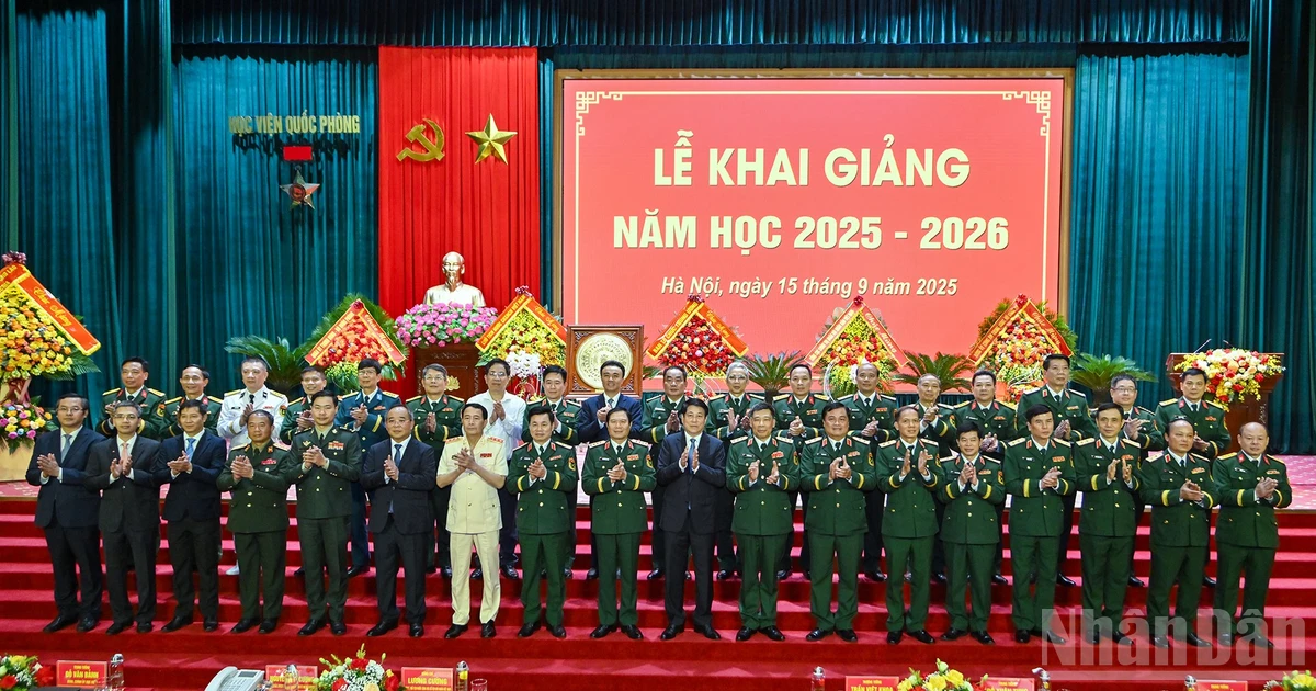 State President Luong Cuong with leaders of the Ministry of National Defence, the National Defence Academy and delegates at the opening ceremony.