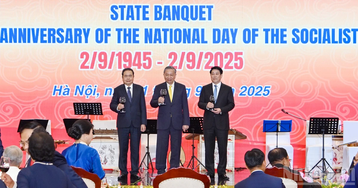 General Secretary To Lam, State President Luong Cuong, and National Assembly Chairman Tran Thanh Man performed the toast ritual at the banquet.