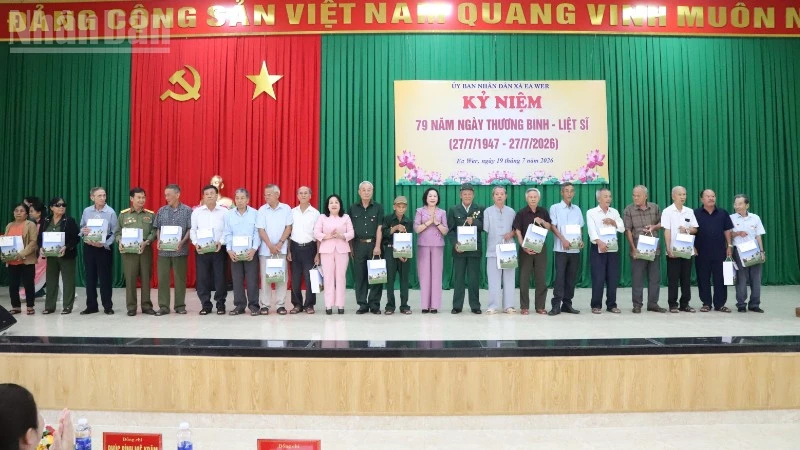 Phó Chủ tịch Quốc hội Nguyễn Thị Thanh tặng quà gia đình chính sách, người có công với cách mạng tại Đắk Lắk