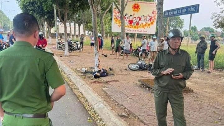 Xe máy chở 3 người tông vào gốc cây, 2 người tử vong ở Đắk Lắk