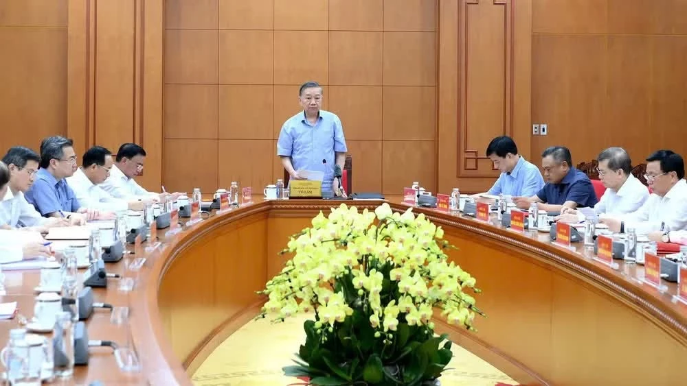 Vận dụng đúng phương pháp cách mạng trong đấu tranh phòng, chống 'tự diễn biến', 'tự chuyển hóa' trong giai đoạn hiện nay