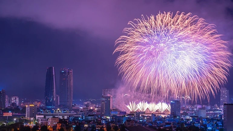 El Festival Internacional de Fuegos Internacionales de Da Nang aporta un gran atractivo turístico a esta ciudad costera.