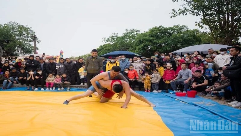 The national intangible cultural heritage of Lang Festival (Thu Tri commune, Hung Yen province) still preserves the traditional wrestling practice.