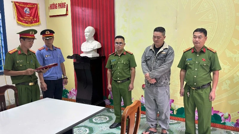 Khởi tố đối tượng vận chuyển trái phép hàng chục tấn hàng hóa qua biên giới