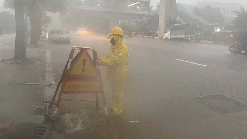 Hà Nội: Mưa lớn gây ngập một số tuyến phố, nước rút nhanh
