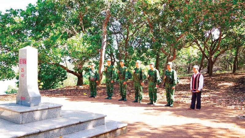 Những “ngọn lửa đỏ” nơi vùng biên