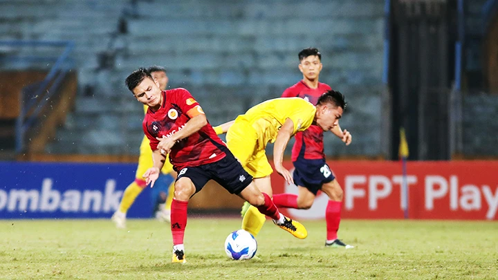 Khán đài trống vắng cổ động viên ở một trận đấu tại V.League. Ảnh: LÊ MINH