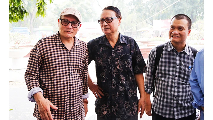 Nhà thơ Mai Quỳnh Nam (bên trái) cùng đồng nghiệp trong một sự kiện văn nghệ. Ảnh: ANH QUÂN