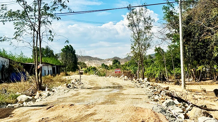 Dự án làm mới đường trục ven biển ĐT.719B đoạn Phan Thiết-Kê Gà có nguy cơ chậm tiến độ do chờ mặt bằng.