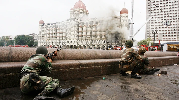 Cảnh sát bao vây nhóm khủng bố trong khách sạn năm 2008. Ảnh: GETTY IMAGES