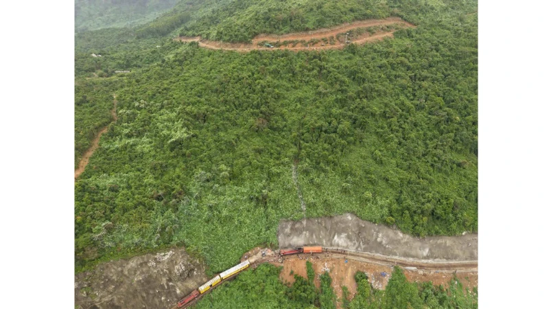 Đá lăn từ từ sườn ta-luy xuống km768+875 thuộc khu gian Hải Vân-Hải Vân Nam.