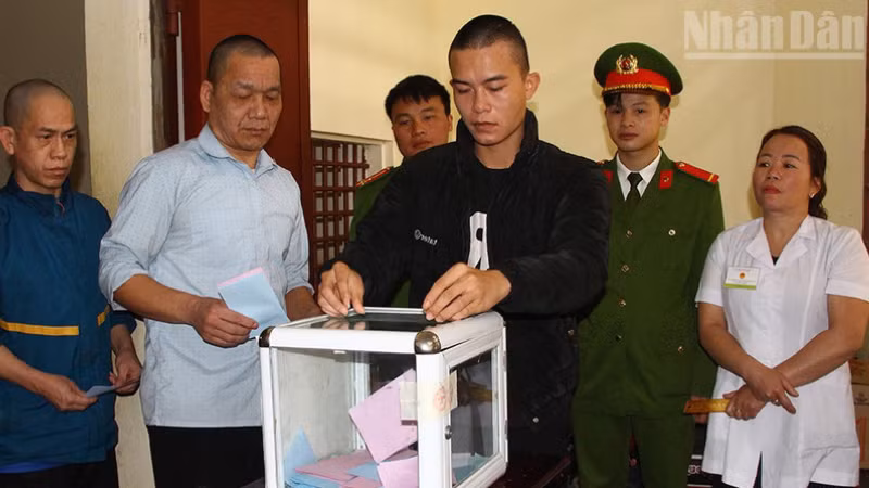 Những người đang bị tạm giữ, tạm giam tại Trại tạm giam Công an tỉnh Sơn La thực hiện quyền và nghĩa vụ công dân theo đúng quy định.