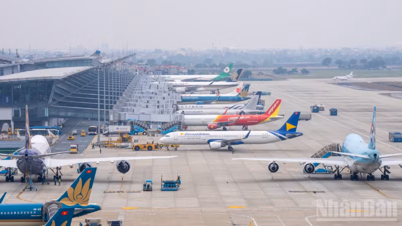 Trong những năm gần đây, sân bay quốc tế Nội Bài trở nên quá tải vào những dịp lễ, tết hoặc cao điểm nghỉ hè.